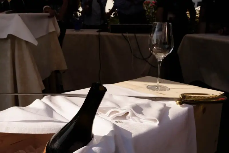 Arte del Sabrage, Angelo Bernardinelli &egrave; il miglior sommelier sciabolatore