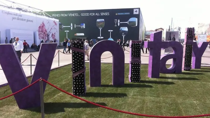 A Vinitaly la filiera vitivinicola incontra il ministro Centinaio: temi e riflessioni sul futuro