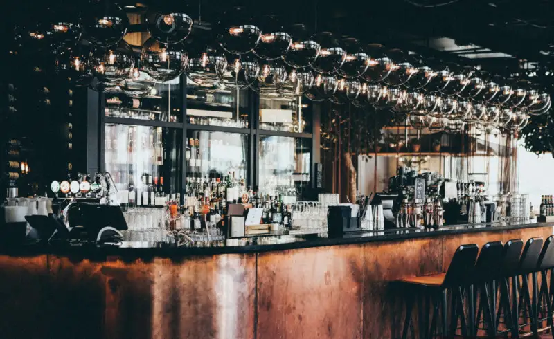 Singapore: 3000 attivit&agrave; F&B costrette alla chiusura nel 2024