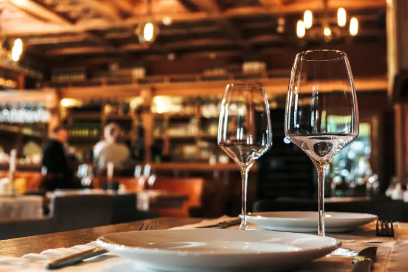 Ristorazione di fascia alta: consumi strategici per vini, bollicine e dopopasto